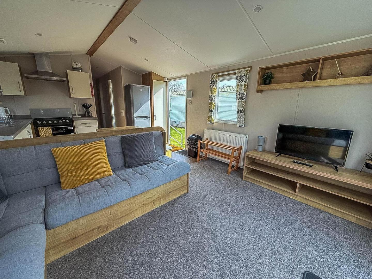 Brilliant 8 Berth Caravan At Southview In Ref 33050m Campsite *