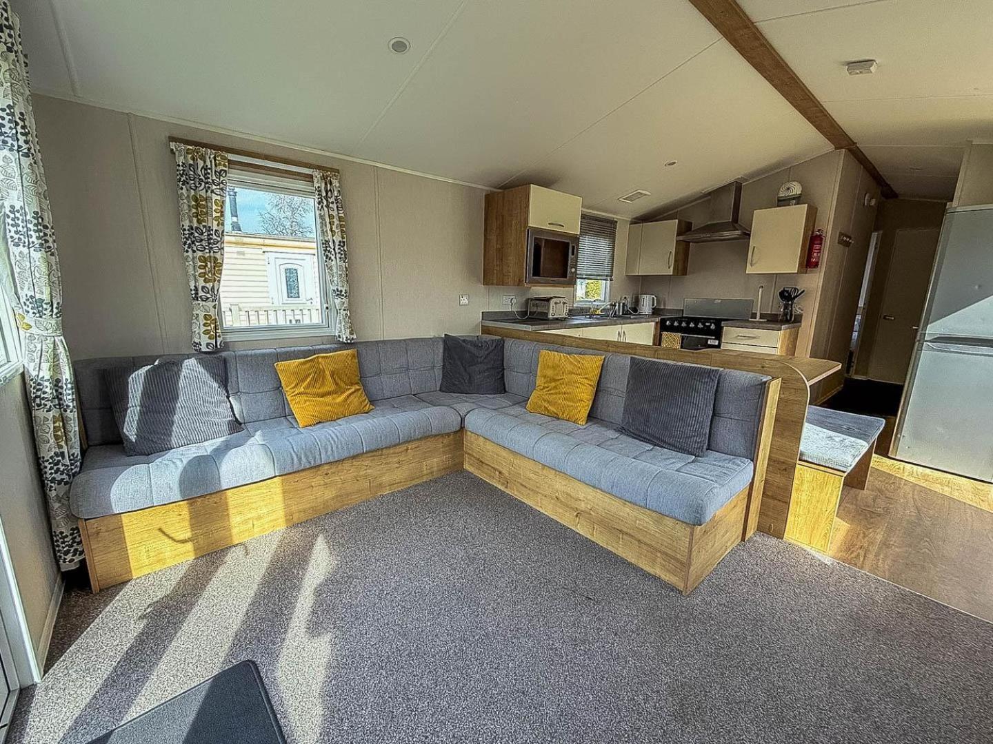 Brilliant 8 Berth Caravan At Southview In Ref 33050m Campsite *