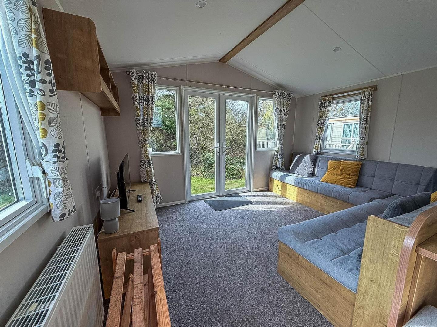Brilliant 8 Berth Caravan At Southview In Ref 33050m Campsite *