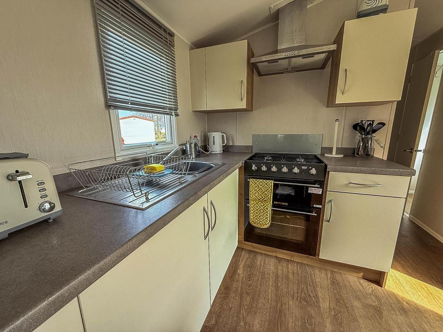 Brilliant 8 Berth Caravan At Southview In Ref 33050m Campsite *
